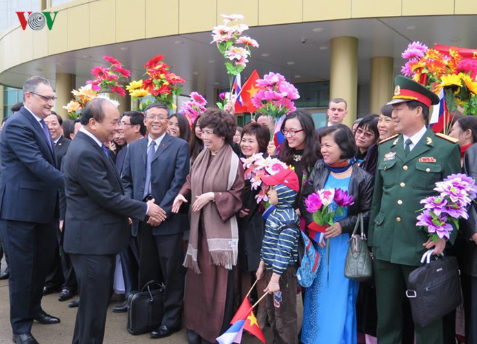 Thủ tướng Nguyễn Xuân Phúc chào hỏi bà con Việt Nam ra sân bay đón Đoàn.