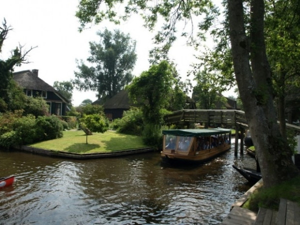 Xe ô tô đến Giethoorn đều phải đỗ bên ngoài làng. Giethoorn không chỉ là ngôi làng cổ mà còn là khu bảo tồn thiên nhiên. Đây là nơi các tu sĩ Phanxicô đầu tiên định cư vào thế kỷ thứ 13, đã cho đào hệ thống kênh rạch ở đây để vận chuyển than bùn. Phương tiện giao thông chính của người dân ở Giethoorn là xuồng, thuyền kayak, thuyền thúng…