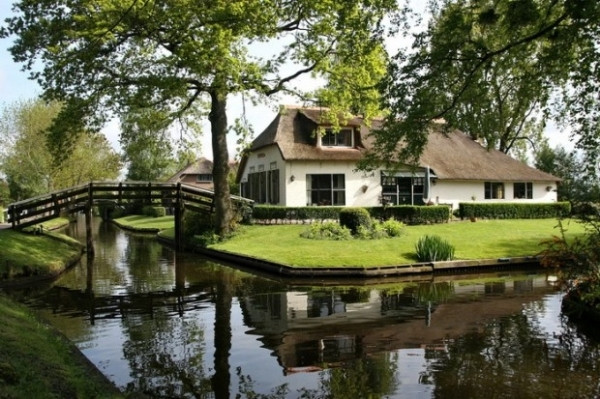 Chính vì làng không có đường bộ nên ở Giethoorn, du khách sẽ không thấy bóng dáng của ô tô, xe máy… Đường giao thông huyết mạch của Giethoorn chính là hơn 4 dặm kênh rạch, tuyến đường thủy duy nhất làm nên một thị trấn Giethoorn cổ kính, yên bình xứng đáng với tên gọi “Vinice của Hà Lan”, khiến du khách đến đây một lần sẽ không bao giờ quên.