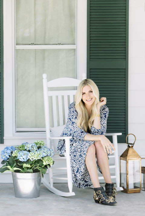 Holly Williams là một nữ ca sĩ, nhạc sĩ trong một gia đình có truyền thống nghệ thuật khi ông và bố đều là những nghệ sĩ nổi tiếng. Cô hiện đang sống cùng chồng - Chris Coleman và hai bé Stella June (18 tháng) và Lillie Mae Louise (3 tháng). Bận rộn là vậy nên cô vốn không có ý định mua nhà mới. Thế nhưng khi tình cờ bắt gặp ngôi nhà gỗ cổ được xây từ những năm 1800, Holly đã bị cuốn hút ngay từ cái nhìn đầu tiên. Chỉ cách ngôi nhà đang ở tại Nashville 1 giờ lái xe, không có gì có thể ngăn cản Holly mua ngay lập tức.