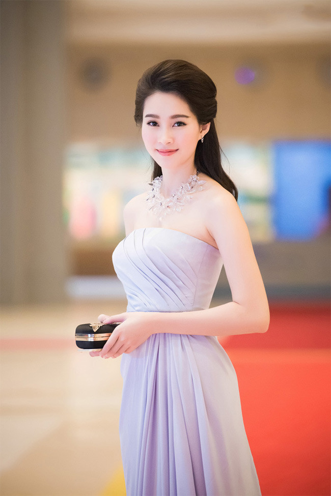 Thu Thảo là cô gái gốc miền Tây Nam Bộ đầu tiên đăng quang Hoa hậu Việt Nam.