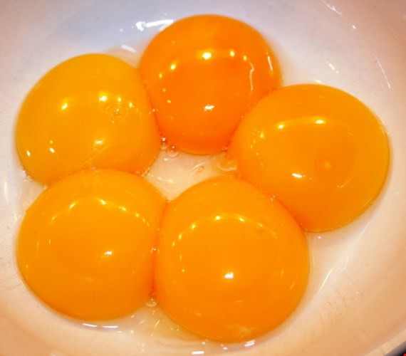 4. Lòng đỏ trứng: Lòng trắng trứng có thể giúp hạ choleserol trong máu, nhưng lòng đỏ trứng cung cấp nhiều lợi ích cho não, bao gồm chất choline, "xương sống" của các dẫn truyền thần kinh rất quan trọng với trí nhớ, tốc độ suy nghĩ, xử lý kinh nghiệm. Lòng đỏ trứng còn chứa omega-3.