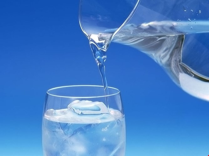 7. Nước: Não có 80% là nước và hoạt động của não phụ thuộc vào đó. Chỉ cần thiếu nước chút ít đã ảnh hưởng đến khả năng hoạt động của não, và nước tăng cường sự nhanh nhạy của não đến 14%.