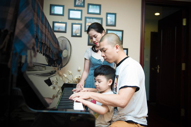 Ngoài những vật trang trí, Hải Anh cũng đặt một chiếc piano ở góc phòng khách. Không yêu cầu con đàn hay hát giỏi nhưng Hải Anh hy vọng cu Híp - cậu con trai hơn 3 tuổi của mình - có thể chơi những bản nhạc theo sở thích.