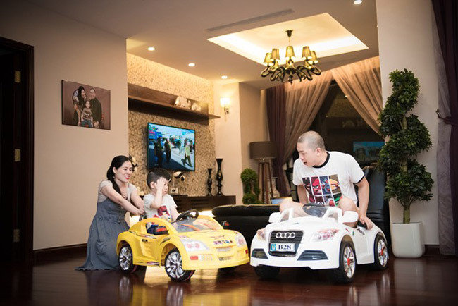 Bên cạnh phòng khách là một sảnh rộng để cậu nhóc có thể thoải mái chơi đùa. Hải Anh tiết lộ: "Cả nhà rất hài lòng và mãn nguyện với căn nhà này, đặc biệt là Híp. Ở đây, cu cậu được thoải mái chạy nhảy quanh nhà. Cu cậu từng thủ thỉ rằng không nơi nào đẹp bằng nhà của mình. Mỗi khi đi du lịch, Híp bắt đầu có thói quen so sánh phòng khách sạn xấu hơn nhà mình".