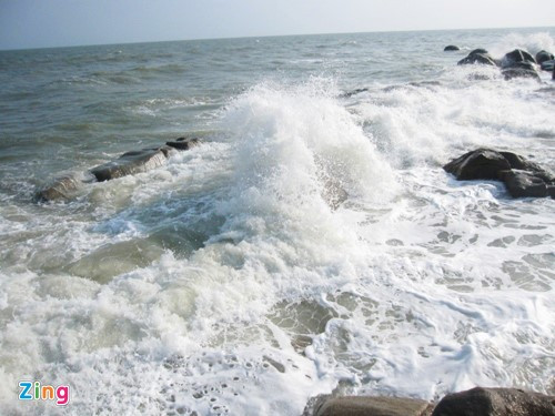 Sóng biển ở các khu vực có ghềnh đá thường mạnh, gây nguy hiểm. Vì thể, để tắm ở đây, bạn phải chọn một mỏm đá an toàn, đứng yên chờ nước biển đập vào ghềnh đá, tung lên người. Ảnh: An Huỳnh.