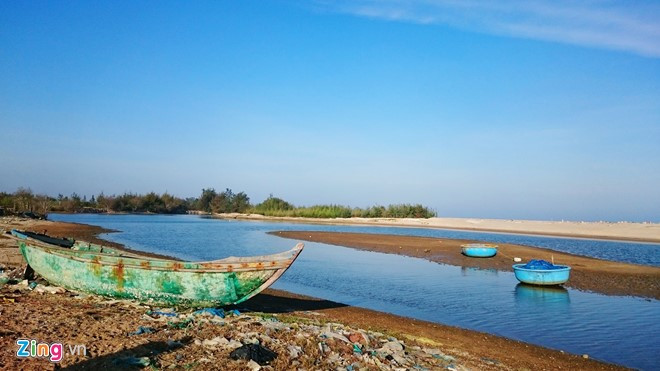 Điểm chung của các bãi biển này là bạn có thể tìm thấy những dòng/giọt nước ngọt mát lịm chỉ cách nước biển từ 3-5 m. Ảnh: An Huỳnh.