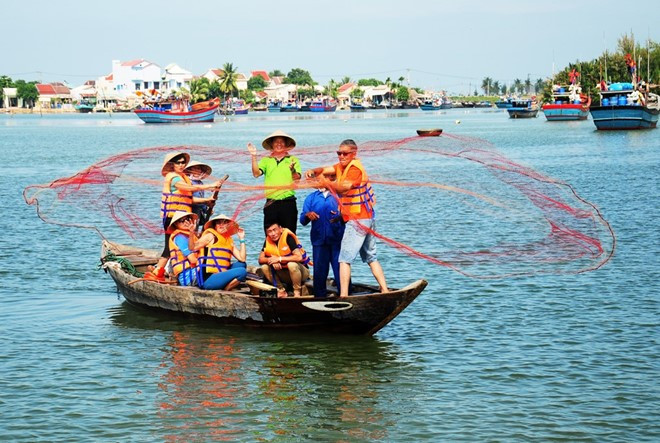 Mỗi hoạt động đều có điểm nhấn riêng, tuy nhiên, đều không phù hợp với người say tàu, say xe. Ảnh: Minh Hoàng.