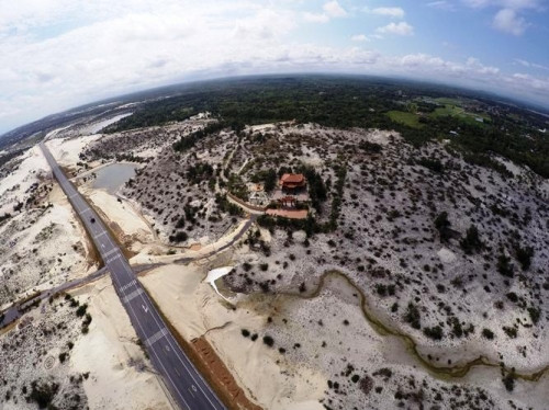 Ông Sỹ tự hào cho biết, cả hai lăng mộ đều nằm ở vị trí phong thủy đẹp, trong đó khu lăng mộ của cụ ông có một dòng suối nhỏ chạy qua, uốn lượn tựa thế Rồng.