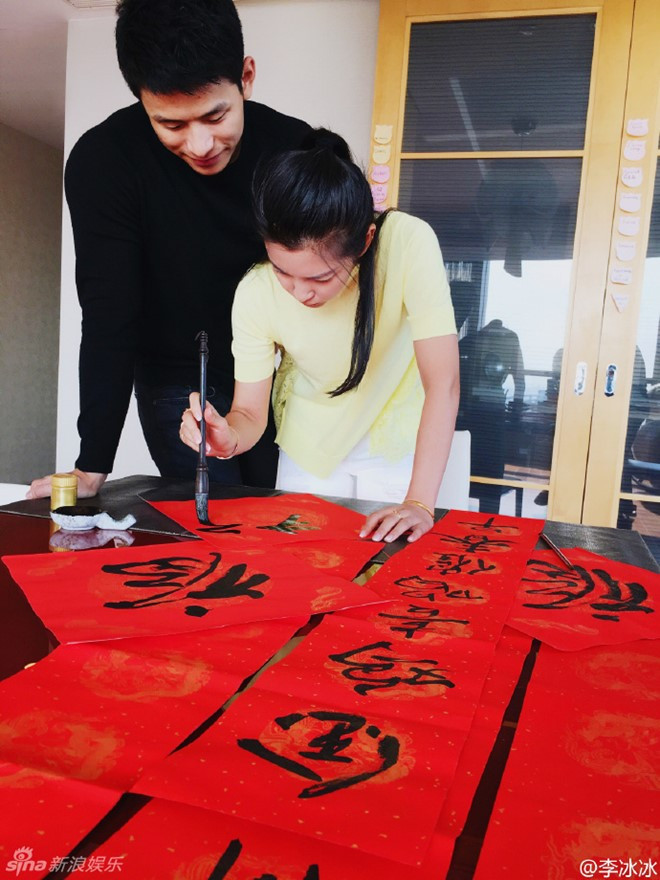 Chuyện tình cảm của nữ diễn viên bị phát hiện sau khi Phong Hành công bố đoạn clip ghi lại khoảnh khắc thân mật giữa cô và bạn trai kém 15 tuổi tại đảo Tam Á. Ngay sau đó, Lý Băng Băng xác nhận chuyện đang yêu trên trang cá nhân. Đối với cô, đây là “sự an bài ngọt ngào”.