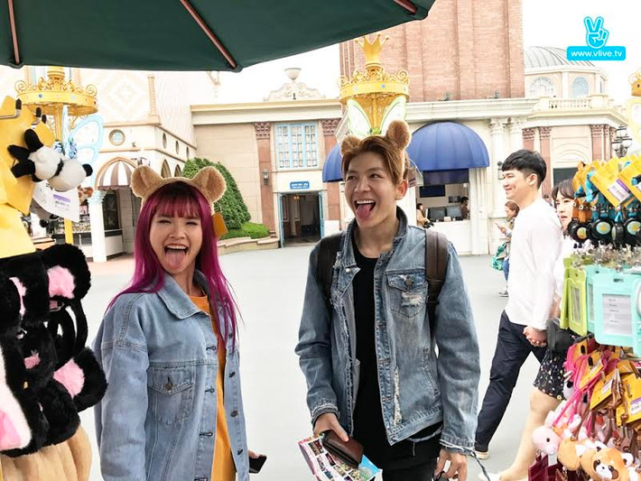Sau khi đến Hàn Quốc vào 7.5, sáng nay, Khởi My-Kelvin Khánh cùng hai người mẹ đã đến Everland - Top 10 công viên giải trí thu hút nhất thế giới để thăm quan và trải nghiệm. Kelvin Khánh liên tục livestream chia sẻ những khoảng khắc đáng yêu với Khởi My và giới thiệu với khán giả V Live về cảnh quan tuyệt đẹp của công viên. Cả hai tỏ ra khá thích thú và liên tục trầm trồ về mọi thứ nơi đây: “Ở đây giống bên Pháp quá ha”.