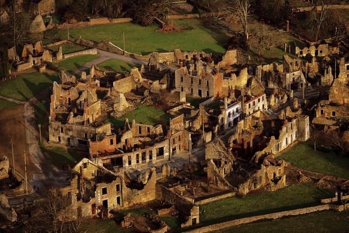 Oradour-sur-Glane, Pháp: Oradour-sur-Glane là một ngôi làng nhỏ thuộc vùng Đức chiếm đóng trong Thế chiến II. Ngày 10/6/1944, lính Đức đã giết 642 người (gần như toàn bộ dân số ở đây) và phá hủy ngôi làng. Sau chiến tranh, Oradour-sur-Glane trở thành biểu tượng cho tội ác của Đức Quốc xã với nhân loại. Ảnh: FranceComfort.