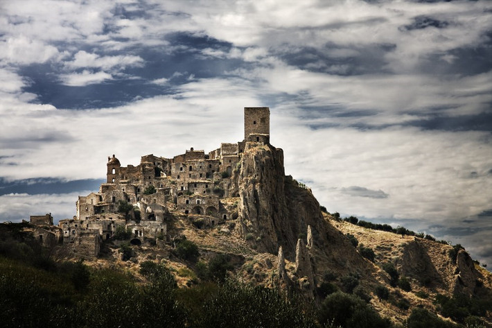 Craco, Italy: Thị trấn ở Craco ở Italy đã không có người sinh sống trong hơn nửa thế kỷ qua. Những khung cửa sổ tối đen nhìn ra du khách như những đôi mắt trống rỗng, cùng các tòa nhà toát lên vẻ lạnh lẽo, ma mị. Ảnh: Allday.