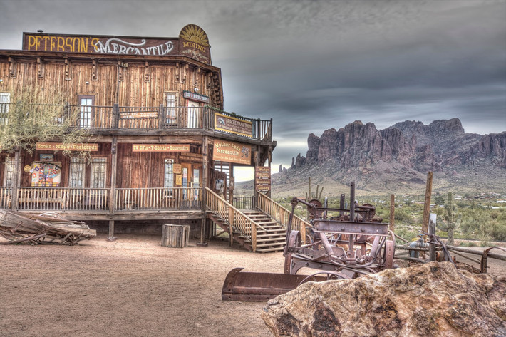 Goldfield, Arizona, Mỹ: Nằm trên một ngọn đồi nhỏ giữa núi Superstition và Goldfield, khu dân cư này hình thành từ năm 1892 khi quặng vàng được phát hiện ở khu vực. Thị trấn bỏ hoang từng phát triển cực thịnh, với dân số 1.500 người. Nhưng sau 5 năm, thị trấn đã bị bỏ hoang do nguồn vàng cạn kiệt. Ảnh: Travel Bugster.