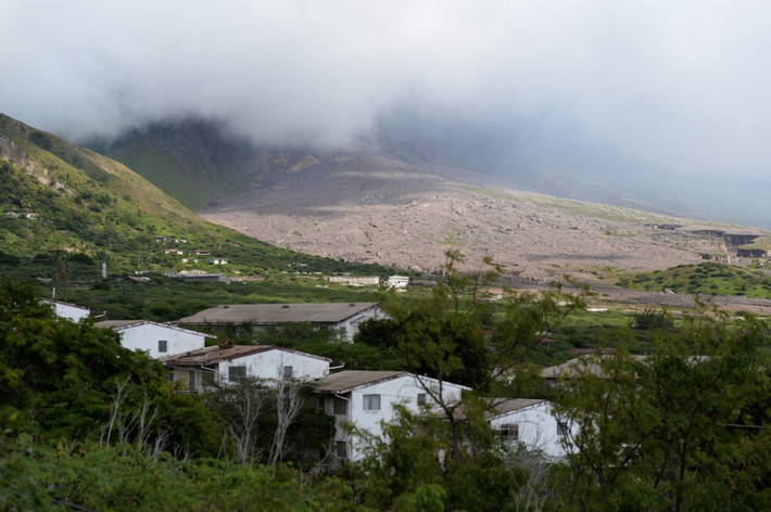 Plymouth, West Indies: Plymouth là thủ phủ của Montserrat và là cảng biển duy nhất ở đây. Năm 1997, núi lửa phun trào phá hủy phần lớn thành phố và thực vật điển hình của hòn đảo. Nơi này bị bỏ hoang trong khoảng 1995-1996, khi có cảnh báo về núi lửa. Ảnh: Theirishtimes.