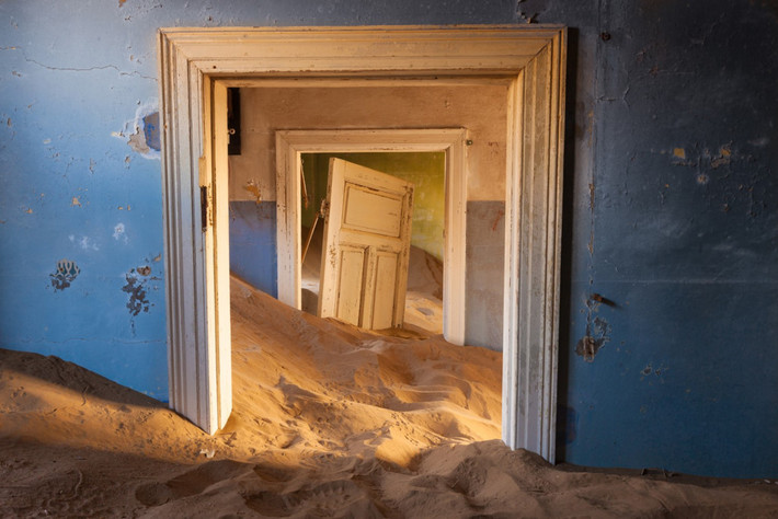 Kolmanskop, Namibia: Kolmanskop từng là một thành phố nhộn nhịp nhờ những người thợ mỏ trong cơn sốt kim cương. Nơi này trở nên vắng bóng người khi nguồn kim cương cạn hết và dần bị cát che phủ. Kolmanskop có không khí kỳ bí, thu hút những người tò mò từ khắp nơi trên thế giới, trong đó có cả những thợ săn ma. Ảnh:Darktourism101/Wordpress.
