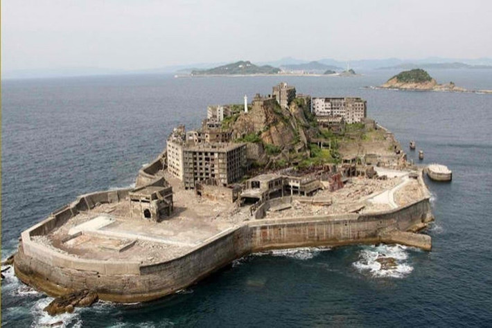 Đảo Hashima, Nhật Bản: Vào thời kỳ thịnh vượng, đảo Hashima có hơn 83.500 người sinh sống trên diện tích 103 km2. Đây là mỏ than lớn hoạt động đến năm 1974, sau đó bị bỏ hoang. Ảnh: Theverge.