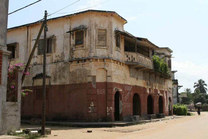 Grand-Bassam, Côte d’Ivoire: Pháp rời bỏ thành phố này vào năm 1896, khiến nền kinh tế nơi đây xuống dốc không phanh. Đến năm 1960, Grand-Bassam đã trở thành một thị trấn ma. Giờ đây, thành phố là điểm tham quan có khá nhiều khách. Ảnh: Hotel-restaurant-grand-bassam.