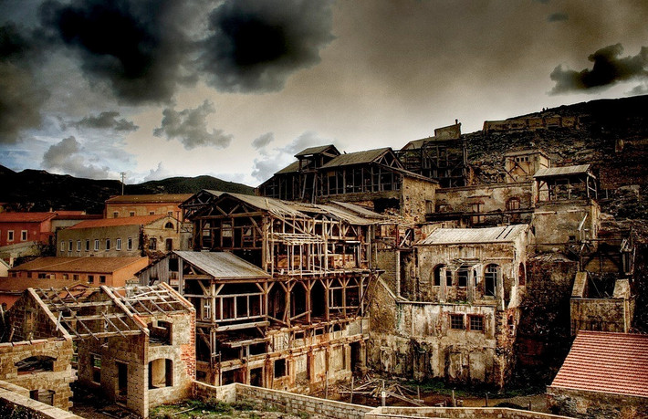 Argentiera, Italy: Thị trấn nhỏ này nằm ở một thung lũng hẹp ở vùng Sassari. Argentiera bị bỏ hoang khi mỏ gần đó đóng cửa vào năm 1963. Những tòa nhà gỗ ở đây chưa sụp đổ, nhưng đã quá cũ và yếu . Ảnh: Tourisminitaly.