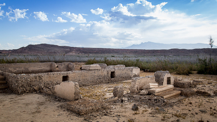 St. Thomas, Nevada, Mỹ: Thị trấn ma này là điểm trung chuyển nhộn nhịp trên đường Arrowhead trước khi bị ngập do nước hồ Mead dâng cao vào thập niên 30. Có lúc, nước dâng cao 18 m trên công trình cao nhất. Ngày nay, nước đã rút và du khách có thể tham quan những di tích còn lại của thị trấn. Ảnh: Atlas Obscura.