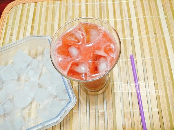Bước 6: Cuối cùng bạn rót nước cốt dưa hấu cho đầy ly, có thể cắt 1 miếng dưa hấu rồi gắn vào miệng ly trang trí cho thêm hấp dẫn nhé!