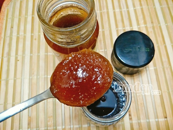 Bước 4: Cho mật ong vào ly trà đã pha sẵn và khuấy đều cho tan, thêm 1 xíu nước cốt chanh và khuấy đều.