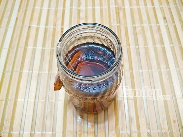 Cách làm trà dưa hấu như sau: Bước 1: Bạn cho nước sôi vào 1 chiếc ly, sau đó cho trà túi lọc vào ngâm 5 phút thì vớt trà ra, để cho trà nguội.