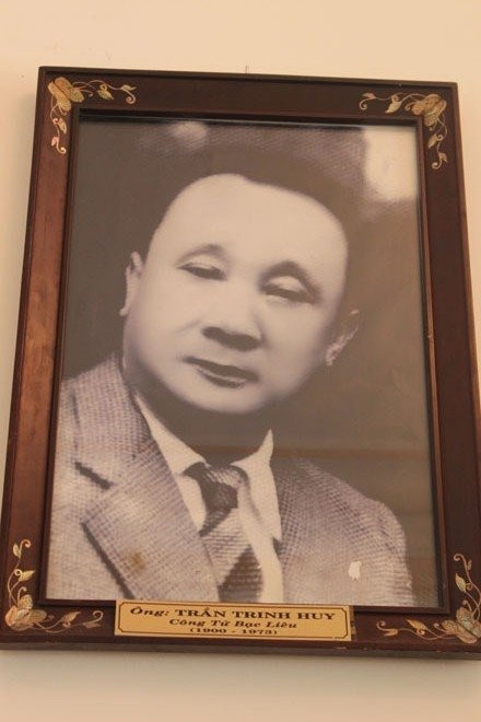 Người con trưởng của Trần Trinh Trạch là Trần Trinh Đinh, được Trần gia giao cai quản nhà máy xay xát Hậu Giang. Khoảng giữa năm 1946, Việt Minh gởi giấy yêu cầu Đinh nộp thuế nhà máy cho cách mạng để nuôi quân kháng chiến. Lúc này, mặc dù thị xã Bạc Liêu bị Pháp chiếm đóng nhưng ở vùng nông thôn, lực lượng Việt Minh rất mạnh, nên Đinh sợ, đành ôm tiền đi nộp. Sau đó, không biết căn nguyên thế nào mà “lính kín” (mật thám) phát hiện được. Đinh vô cùng sợ hãi. Và sau đó, y trốn biệt lên Sài Gòn. Vợ con y cũng theo luôn. Đinh không trở về cai quản điền sản Trần gia nữa.