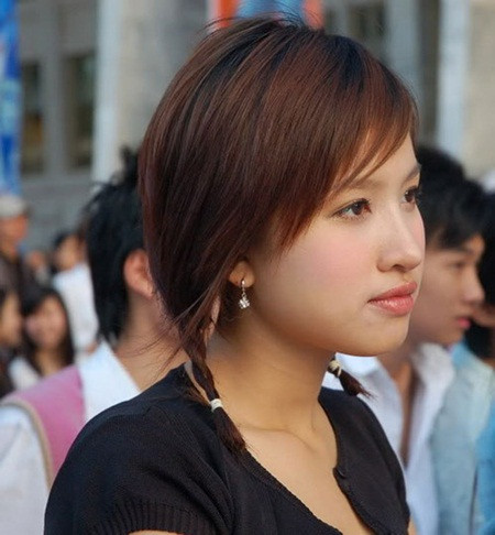 Là thạc sĩ ngành quản lý sự kiện và có duyên với điện ảnh nhưng trở thành MC mới là con đường Thanh Vân lựa chọn. Khởi đầu công việc dẫn chương trình bằng gameshow ‘Vui cùng Hugo’, bà mẹ một con đã để lại ấn tượng tới mức khán giả lấy đó làm tên gọi cho cô. Từ đó, sự nghiệp của Thanh Vân lên như diều gặp gió. Cô liên tiếp được giữ mic nhiều chương trình có tiếng vang như ‘Đường lên đỉnh Olympia’, ‘Bài hát Việt’… Không chỉ vậy Thanh Vân còn thử sức với công việc kinh doanh và thành công khi sở hữu nhà hàng có tiếng và đông khách.