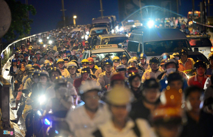 Phương tiện nhích từng chút một trên cầu.