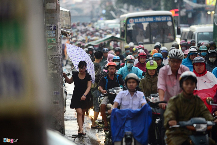 Một cô gái đi nép vào lề đường giữa "rừng" xe máy bên cạnh trên đường Xô Viết Nghệ Tĩnh, quận Bình Thạnh.