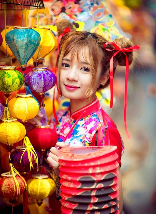 Thanh Nhã chia sẻ: "Mình rất yêu thích việc ngắm nhìn phố đèn lồng mỗi dịp Trung Thu về để nhớ về những kỉ niệm của mình thời thơ ấu. Trung thu vừa được ăn bánh ngon lại vừa được ngắm trăng tròn cùng gia đình. Thật hạnh phúc và sung sướng".