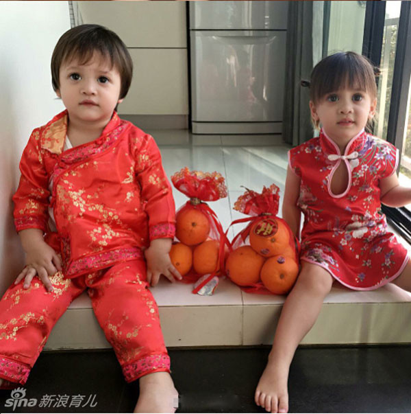 Mới chỉ 4 tuổi nhưng hai anh em sinh đôi đến từ Thái Lan này đã khiến cộng đồng Instagram đứng ngồi không yên vì độ dễ thương không gì sánh nổi của mình.