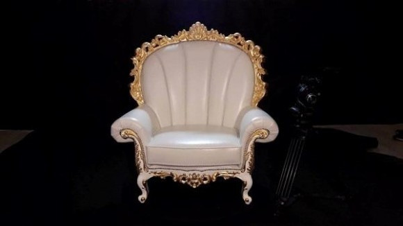 Cuối cùng là ghế đăng quang dành cho Hoa hậu được thiết kế riêng, theo chủ đề ngọc viễn đông với sắc trắng và đính kết của ngọc trai, sơn son thếp vàng.