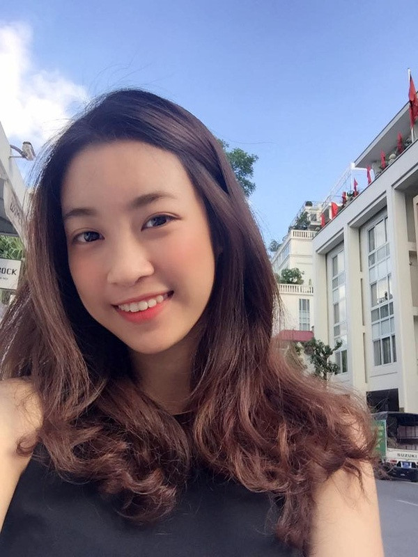 Tuy nhiên, không thể phủ nhận, khi nở nụ cười rạng rỡ nhất bông hậu vẫn thật sự xinh đẹp và duyên dáng dù hàm răng hở lợi.
