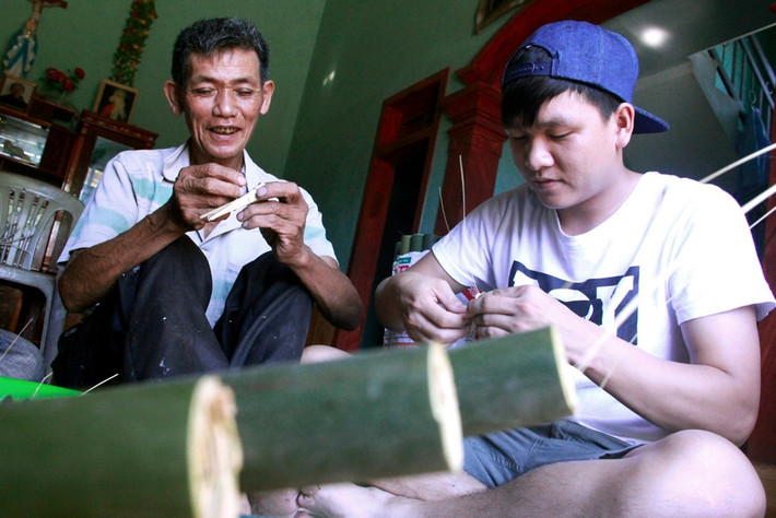 Thông thường, ban đêm lươn sẽ từ đất chui lên để đi kiếm ăn, vì thế mồi nhử lươn được đặt ở phía bên trong ống trúm. Mồi nhử lươn được làm từ nhiều thứ, nhưng thông dụng nhất vẫn là bắt những con giun đất băm nhỏ trộn lẫn với bùn non. Ngoài ra, người đặt bẫy có thể băm thêm cua đồng và ốc để tạo ra mùi tanh “quyến rũ” lươn ẩn nấp dưới hang hốc.