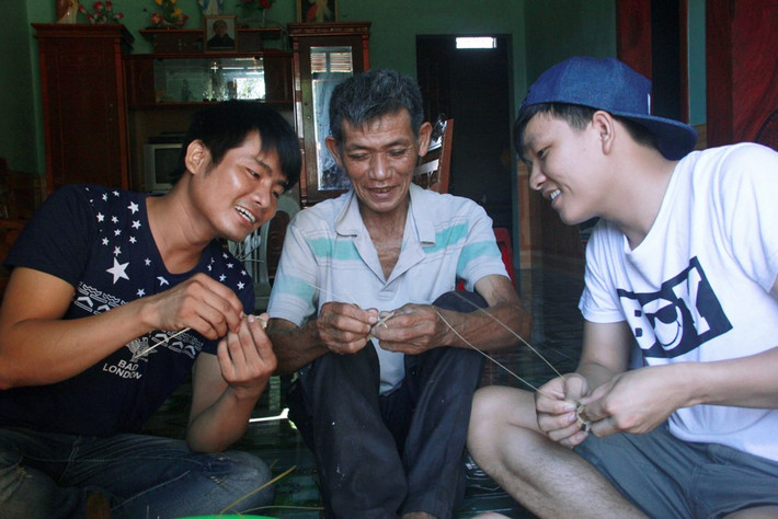 Khoảng thời gian nay, những thợ làm ống trúm để bán cũng tất bật không kém. Từ tháng 5 đến tháng 7 là lúc người dân mua nhiều nhất, họ phải huy động cả người thân cùng làm. Mỗi ngày những người thợ này bán ra gần 1.000 ống trúm, thu nhập mỗi ngày 300.000 đồng.
