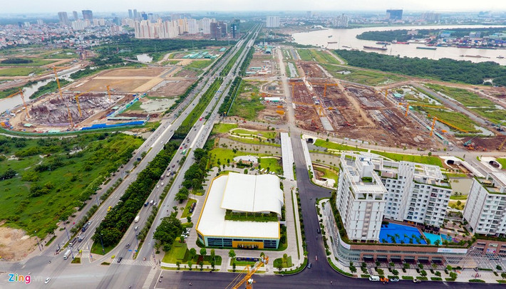 Hàng loạt dự án, khu chức năng hai bên Đại lộ Mai Chí Thọ đang được cấp tập thi công. Kể từ năm 1996 (thời điểm quy hoạch xây dựng được Thủ tướng Chính phủ phê duyệt) đến nay, sau đúng 20 năm, khu đô thị Thủ Thiêm mới lộ hình hài trên thực địa.