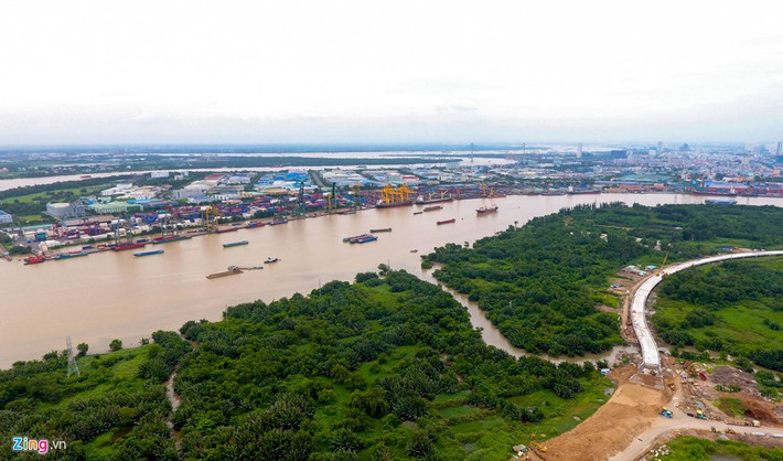 Khu ngập nước phía nam có rừng đước um tùm đối diện với Khu chế xuất, cảng Tân Thuận, quận 7. Đây là vùng bảo tồn, phát triển sinh thái cho khu đô thị.