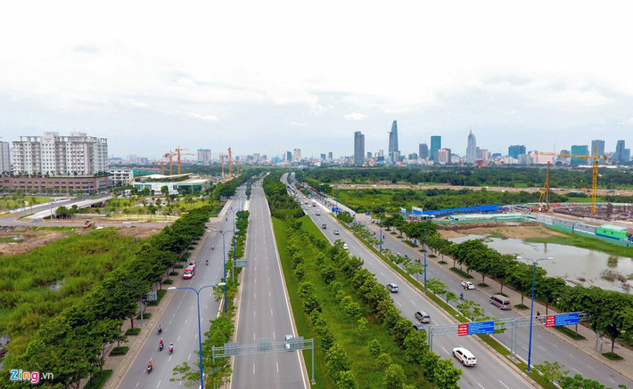 Đại lộ Mai Chí Thọ thuộc tuyến Đại lộ Đông-Tây với 12 làn xe chính đã hoàn thiện là tuyến đường xương sống chia đôi khu đô thị. Cùng với đường hầm vượt sông Sài Gòn, cầu Thủ Thiêm 1 và 4 tuyến đường chính, các cầu Thủ Thiêm 2, 3, 4 sẽ được xây dựng sẽ hình thành hệ thống giao thông hoàn chỉnh cho đô thị mới này.