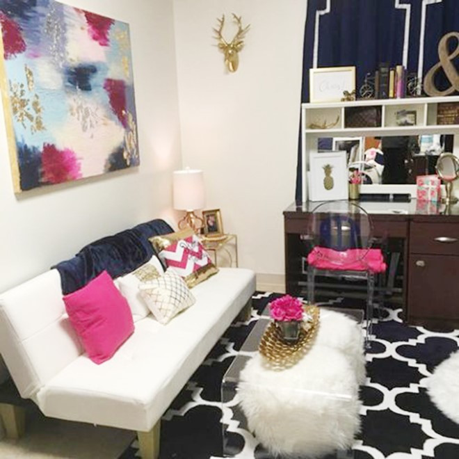 Họ tham khảo ý tưởng trang trí từ căn hộ của các công ty nổi tiếng như T.J. Maxx, Marshalls, Pottery Barn. Lindy và Abby tận dụng các vật liệu sẵn có để thiết kế lại căn phòng và đặt làm riêng một số vật dụng như nệm giường, gỗ ốp tường, gối.