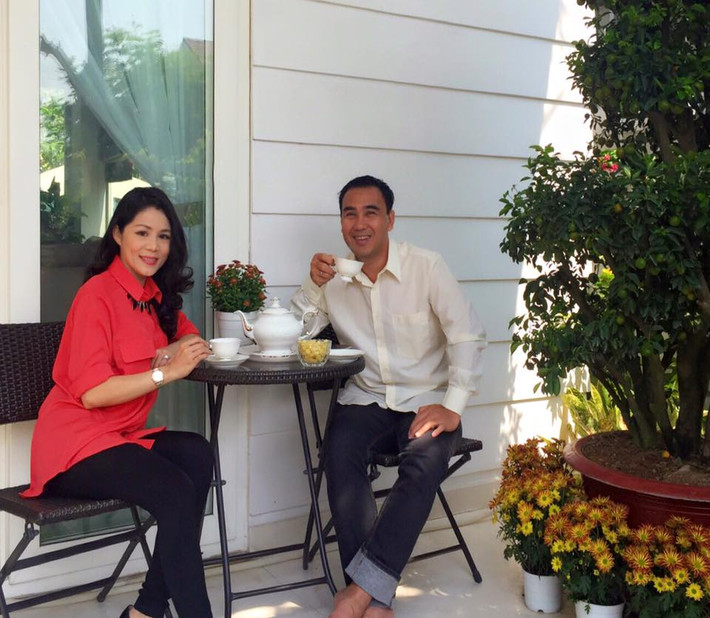 Quyền Linh vẫn ngày ngày bận rộn với công việc dẫn chương trình nên mọi việc trong nhà đều do một tay bà xã Dạ Thảo chu toàn.