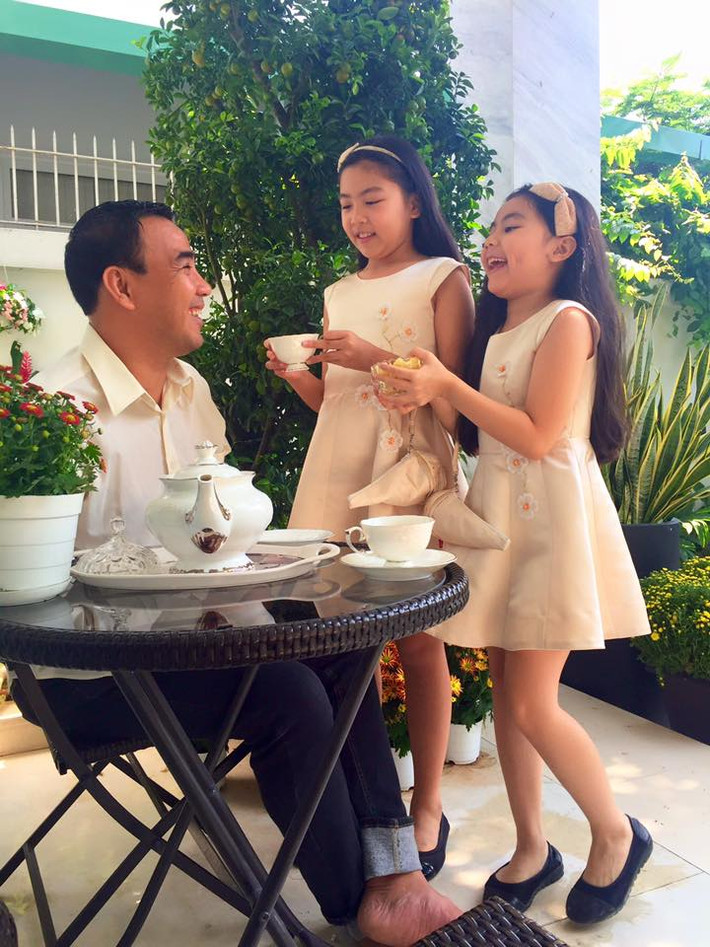 Gia đình MC Quyền Linh sống tại một căn biệt thự trắng ở khu dân cư Phước Kiểng, Quận 7, TP. HCM. Được biết, toàn bộ ngôi nhà sang trọng trị giá 21 tỷ này do chính tay bà xã Dạ Thảo lên ý tưởng để tạo nên một không gian sống tiện nghi theo phong cách châu Âu. Nam MC rất tự hào về tổ ấm của mình. Mỗi khi trở về nhà, anh lại thấy tinh thần được thư giãn bên vợ, bên con. Anh còn thường xuyên mời bạn bè đến chơi, cũng như chia sẻ những hình ảnh về không gian sống của mình lên trang cá nhân.