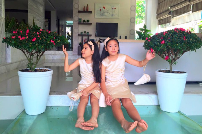 Hai bé ngày càng ra dáng thiếu nữ.