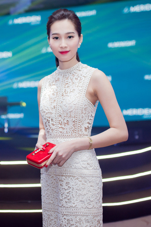 Thiết kế váy xuyên thấu tinh tế, họa tiết cắt lazer với điểm nhấn là chiếc clutch đỏ tại một sự kiện của Thu Thảo thu hút mọi ánh nhìn.
