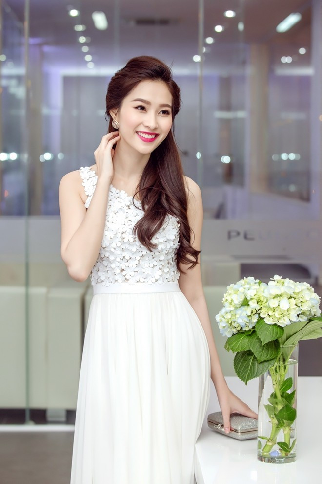 Đầm lệch vai đính kết hoa tinh tế khoe được vẻ dịu dàng, trong veo của Thu Thảo.