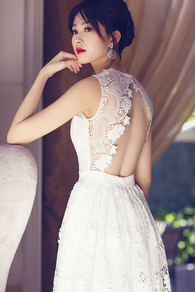 Khi diện gam màu trắng, Thu Thảo thường chọn những màu son đậm để nổi bật hơn, cô cũng không quên lựa chọn những mẫu khuyên tai sang trọng để hoàn thiện set đồ.