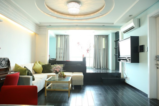 4. Trúc Diễm Đầu năm 2014, Trúc Diễm đã tậu cho mình một căn hộ khang trang nằm cách trung tâm Quận 1, TP.HCM chưa đầy 1km. Là người yêu thích trường phái lãng mạn và cổ điển, Trúc Diễm lựa chọn phong cách thiết kế hoài cổ với lối trang trí Á Đông. Xuyên suốt cả ngôi nhà là tông màu xanh ngọc bích nhẹ nhàng với những khoảng tường mang các sắc độ đậm nhạt khác nhau.
