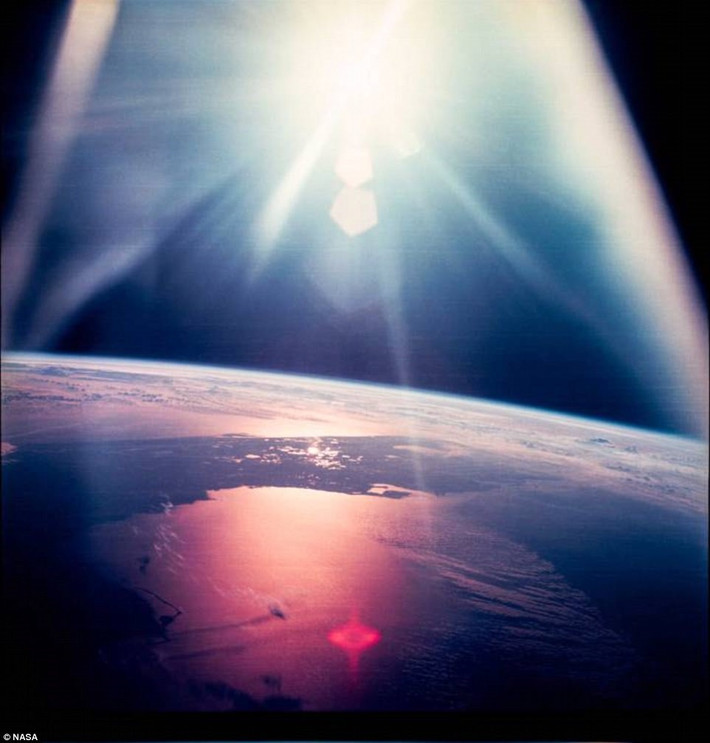 Bức ảnh này được phi hành gia tàu vũ trụ Apollo 7 chụp khi trông thấy bang Florida, Mỹ nằm bên bờ biển Đại Tây Dương.