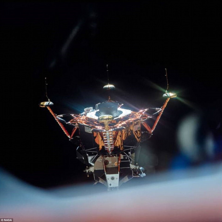 Tàu Apollo 11 tách ra khỏi module điều khiển, ngược chiều với hướng nhìn từ máy ảnh của Michael Collins, phi hành gia trên con tàu vũ trụ này.